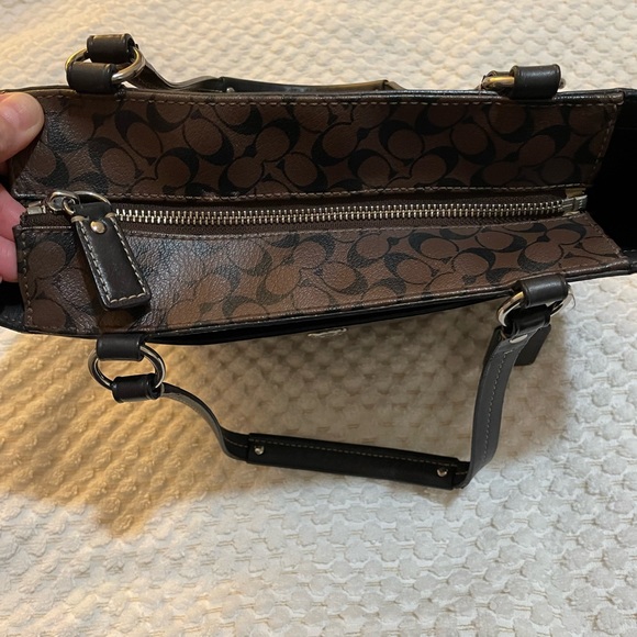 Coach Logo Print Brown Tote Hanndbag - Picture 4 of 16